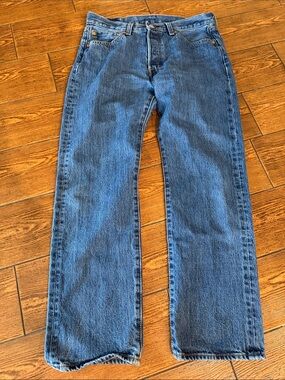 Levi’s 501 button fly distressed denim jeans. size W32 L30